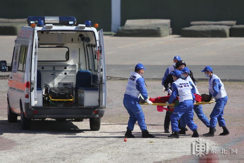Medical workers transfer injured people. (dbw.cn/Bai Linhe, Lei Lei)
