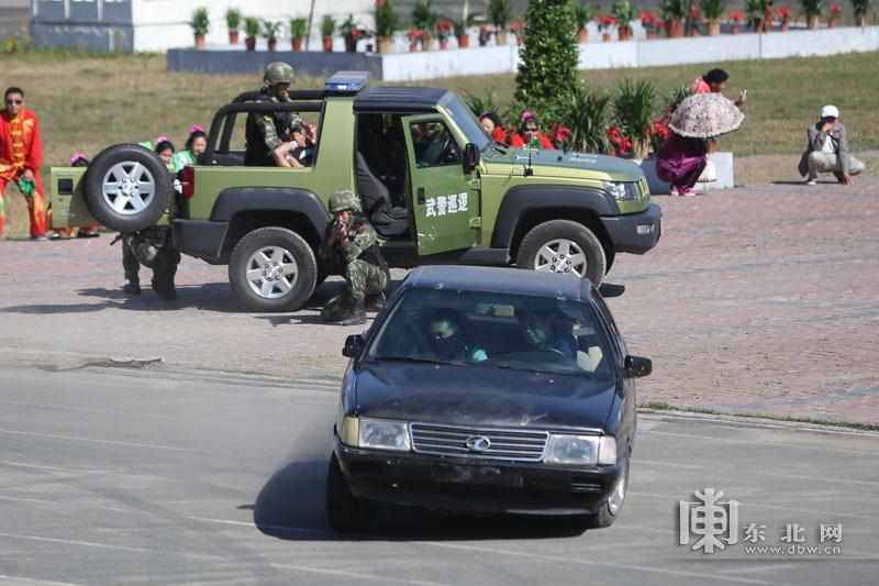 'Terrorists' are driven into a hotel by an armored patrol car. (dbw.cn/Bai Linhe, Lei Lei)
