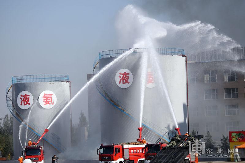 Firefighters try to reduce the heat and extinguish fire of chemical materials. (dbw.cn/Bai Linhe, Lei Lei)