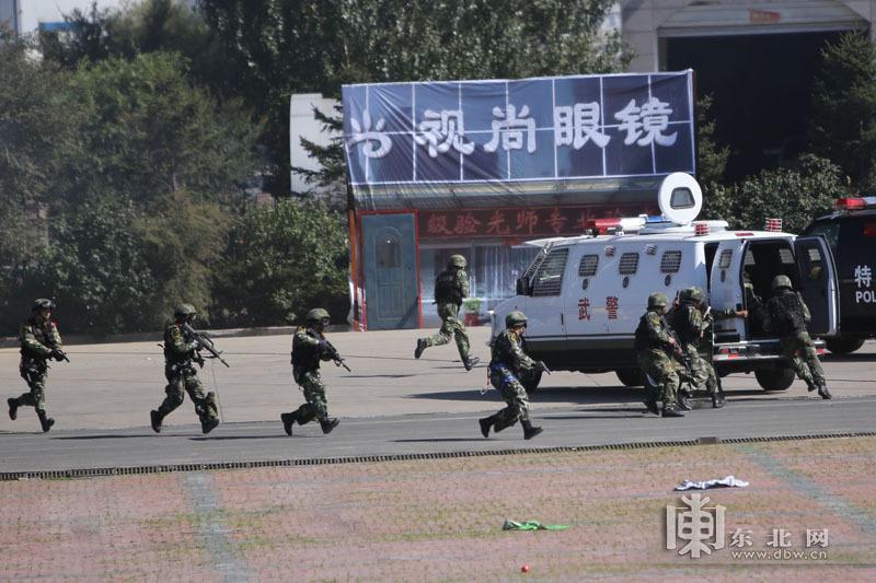 Police forces surround the building in which the'terrorists' hide. (dbw.cn/Bai Linhe, Lei Lei)