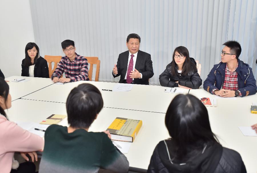 Chinese President Xi Jinping (C) interacts with students while visiting the University of Macao's new campus on Hengqin island, Dec. 20, 2014. (Xinhua/Li Tao)