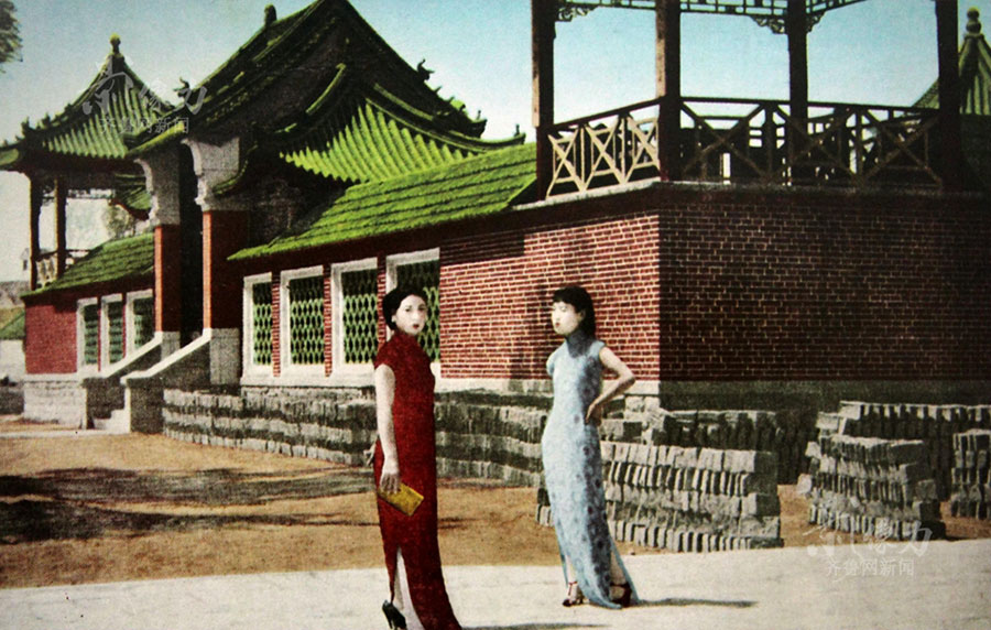 Cheongsam beauties by the spring water lake in Jinan