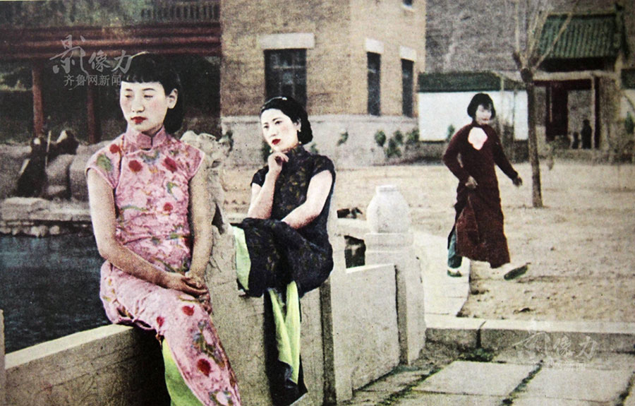 Cheongsam beauties by the spring water lake in Jinan