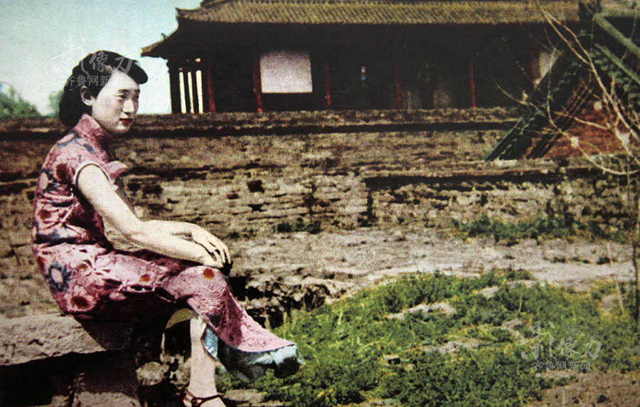 Cheongsam beauties by the spring water lake in Jinan