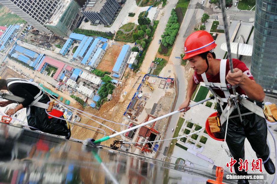 'Spidermen' clean windows of 303-meter-high skyscraper in Nanchang