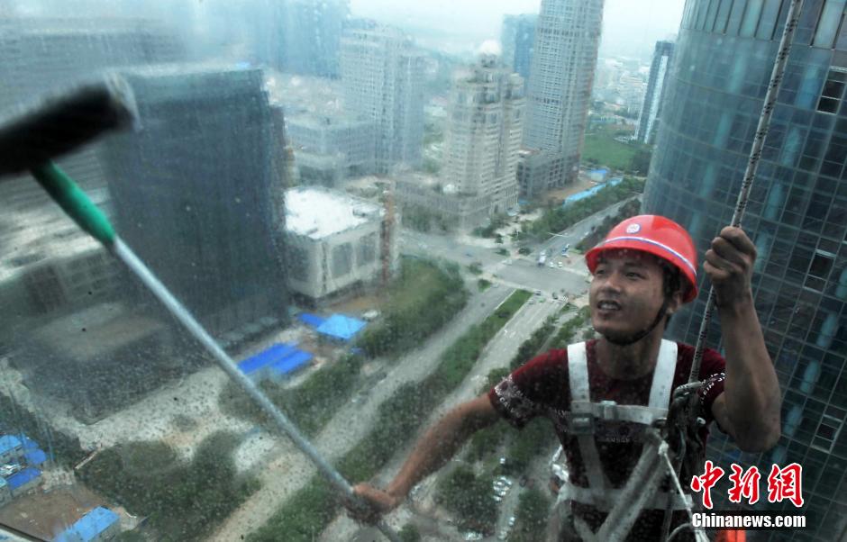 'Spidermen' clean windows of 303-meter-high skyscraper in Nanchang