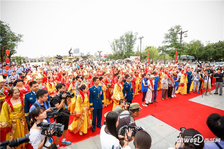 77 couples hold traditional wedding in Xi'an