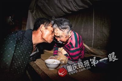 Armless Man Uses Mouth to Spoon-feed His 91-Year-Old Bedridden Mother