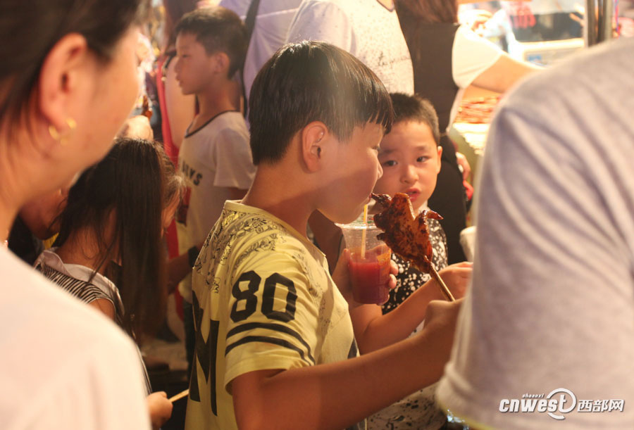 Foodies crowd into Xi'an Muslim snack streets in summer nights