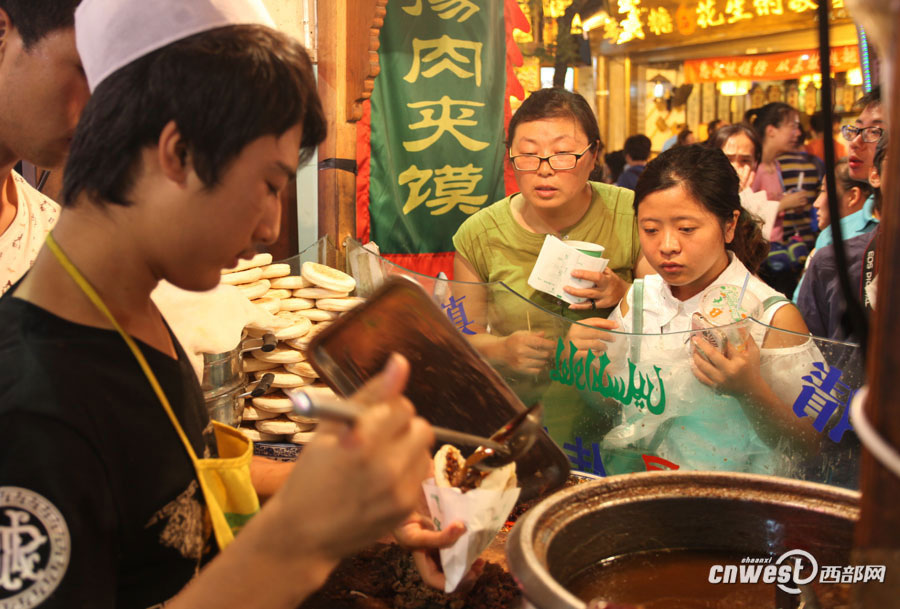 Foodies crowd into Xi'an Muslim snack streets in summer nights