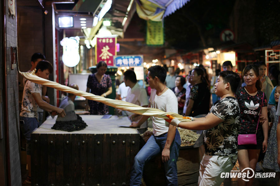 Foodies crowd into Xi'an Muslim snack streets in summer nights