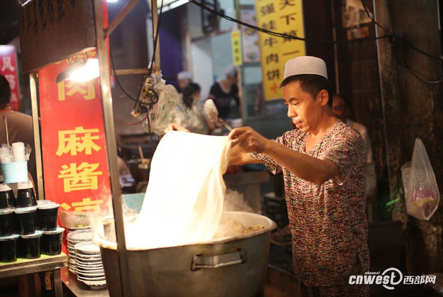 Foodies crowd into Xi'an Muslim snack streets in summer nights