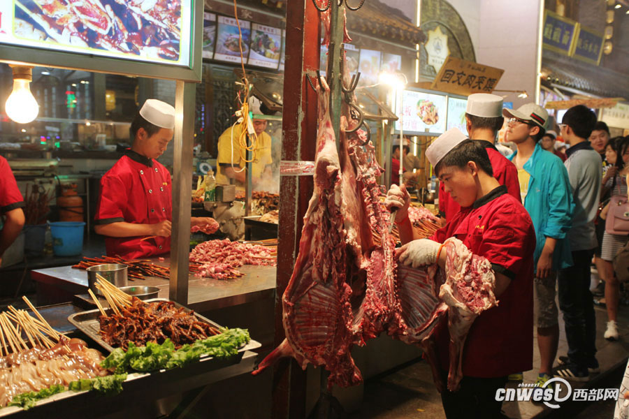 Foodies crowd into Xi'an Muslim snack streets in summer nights