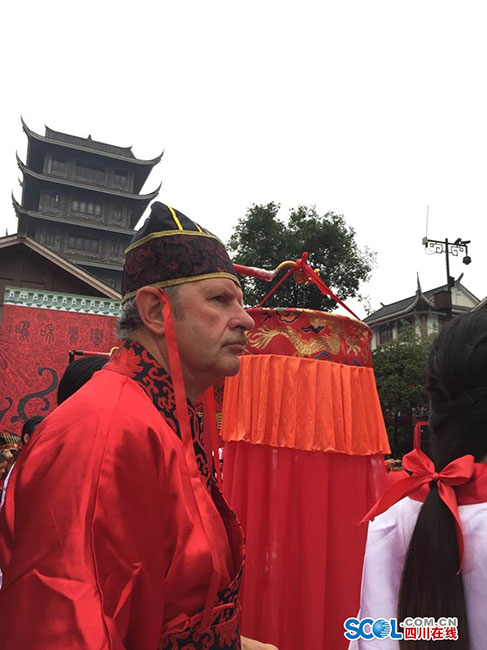 Foreigners experience  tranditional Chinese wedding