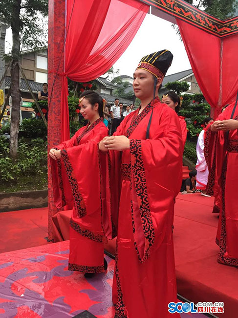 Foreigners experience  tranditional Chinese wedding