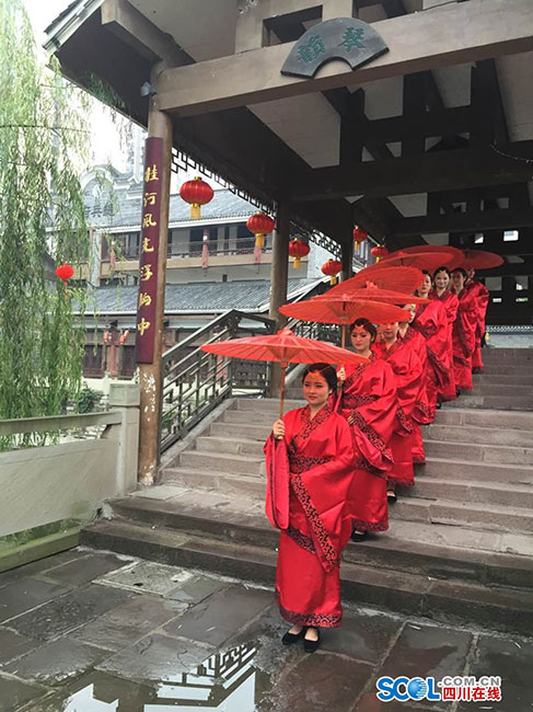 Foreigners experience  tranditional Chinese wedding