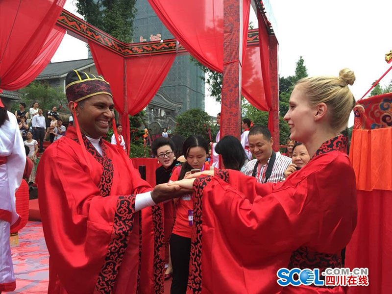 Foreigners experience  tranditional Chinese wedding