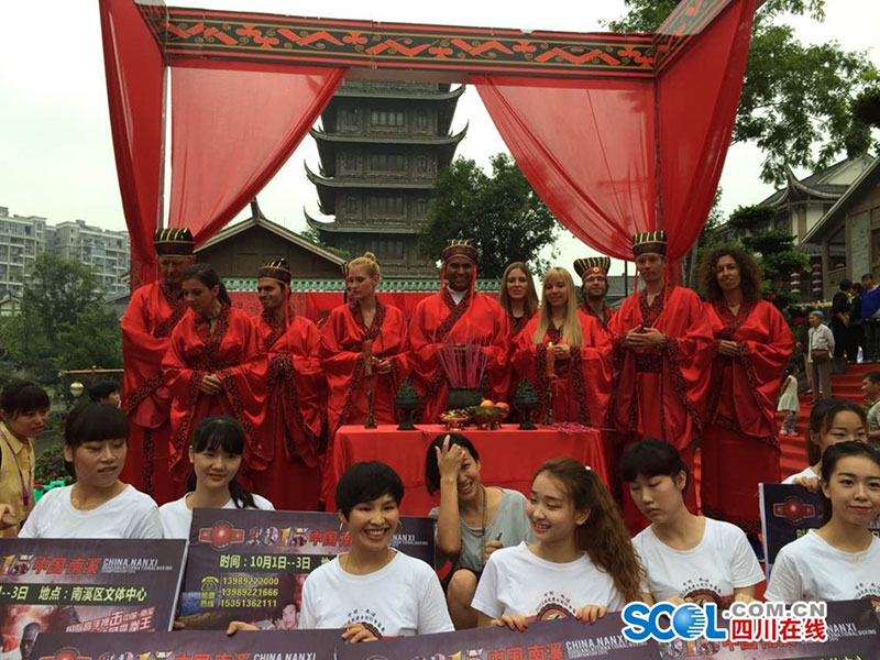 Foreigners experience  tranditional Chinese wedding