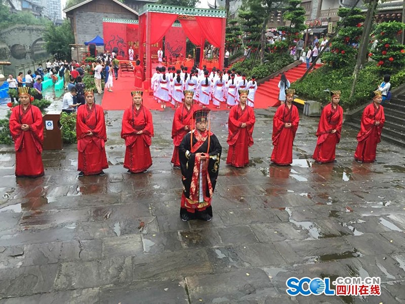 Foreigners experience  tranditional Chinese wedding