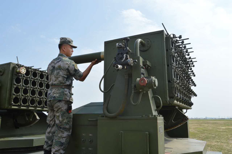 Shocked! PLA smokescreen vehicle drill