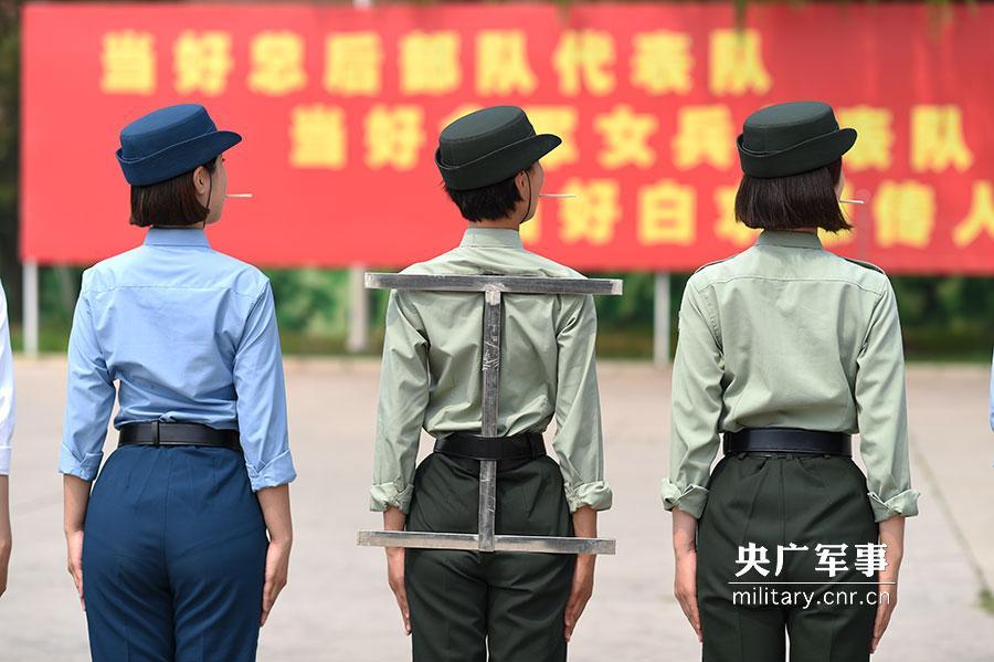 Charming Chinese female soldiers