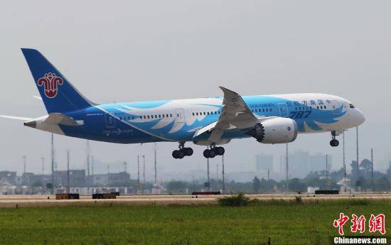 Net profits of China's four major airlines surge due to oil price slump