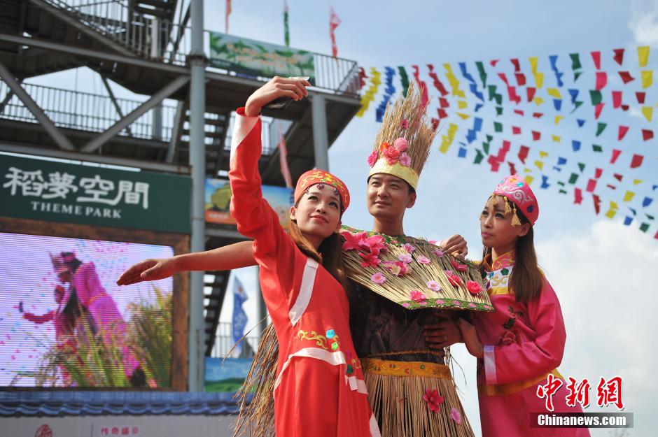 'Straw Beauty' at rice cultural festival