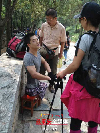 Thumbs up! legless former fireman ascends Mount Tai