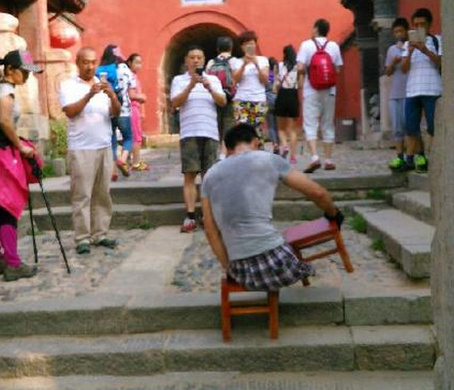 Thumbs up! legless former fireman ascends Mount Tai