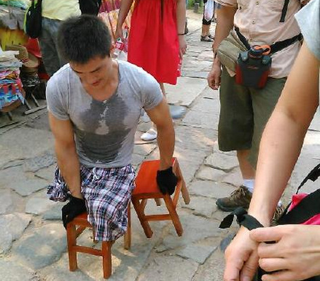 Thumbs up! legless former fireman ascends Mount Tai