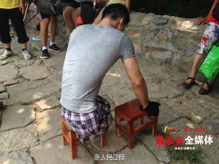 Thumbs up! legless former fireman ascends Mount Tai