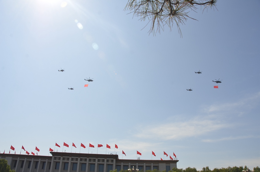 LIVE：now the parade begins with air flag guard formation!