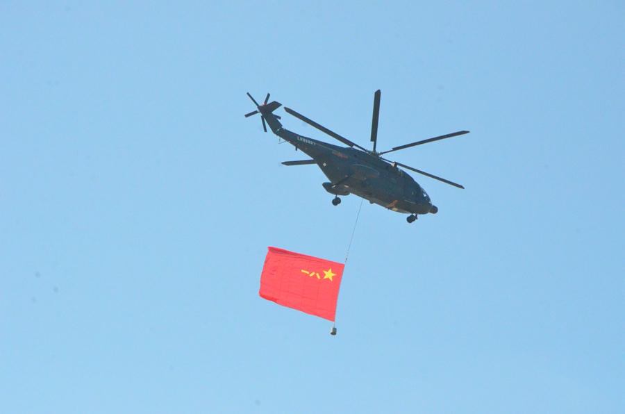 LIVE：now the parade begins with air flag guard formation!