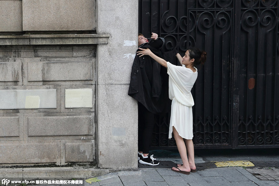 Models change clothes on street in Hangzhou