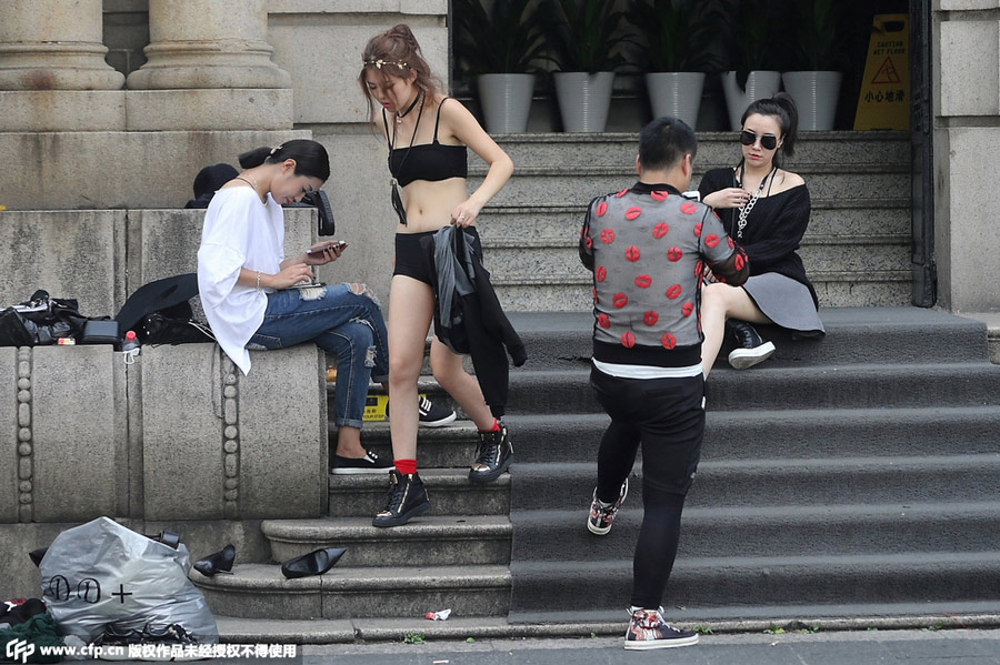 Models change clothes on street in Hangzhou