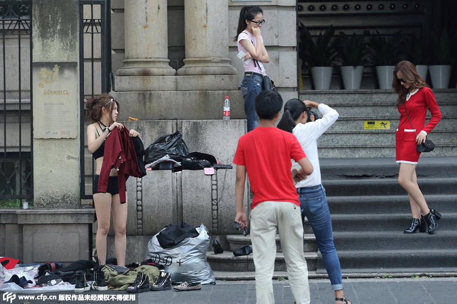 Models change clothes on street in Hangzhou