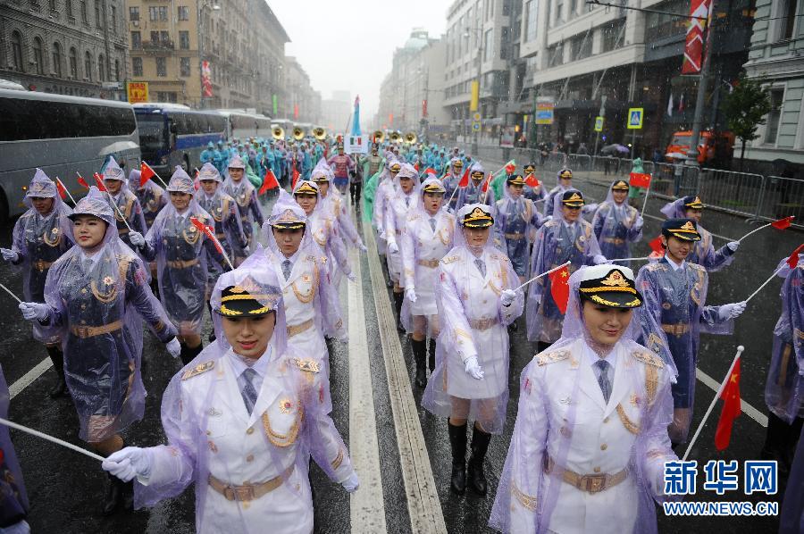 Chinese female honor guards parade in Moscow 