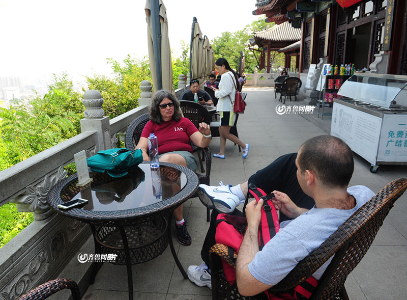 Wife of American historian revisiting Jinan with their autistic son