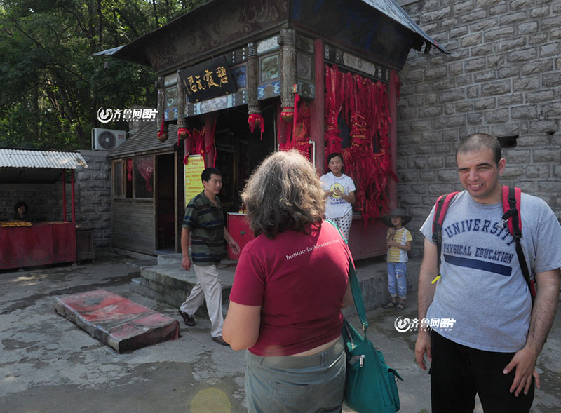 Wife of American historian revisiting Jinan with their autistic son