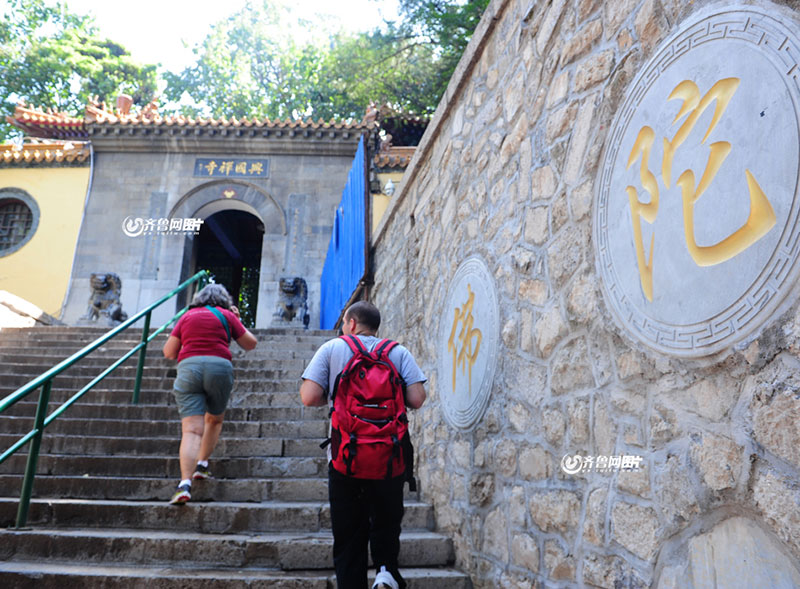 Wife of American historian revisiting Jinan with their autistic son