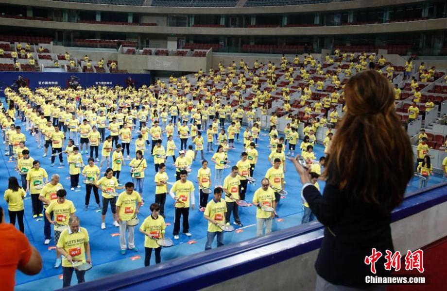 Zhengjie and 905 tennis enthusiasts challenge “juggling” Guinness World Record