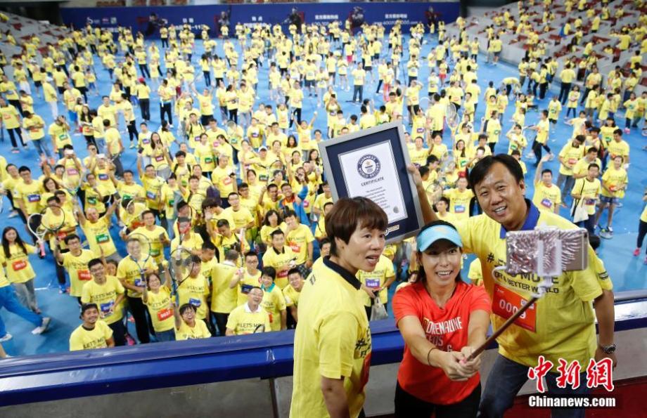 Zhengjie and 905 tennis enthusiasts challenge “juggling” Guinness World Record