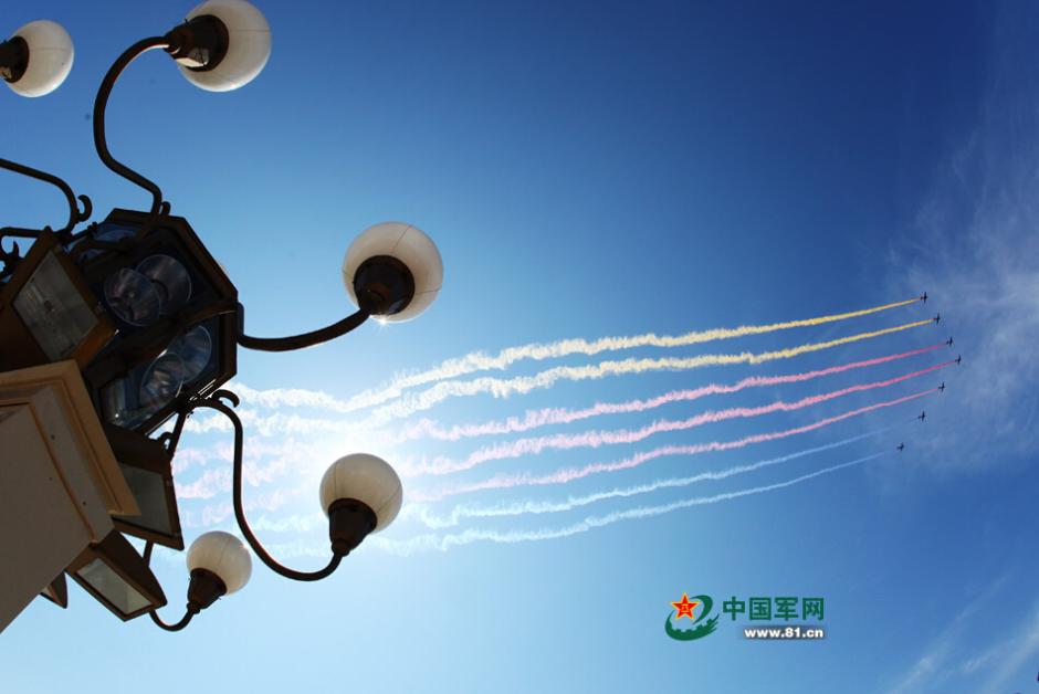 Stunning moments of Chinese air force in V-day parade