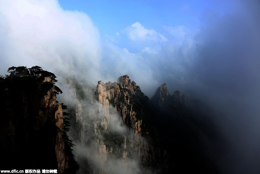 Fantastic autumn scenery of Mount Huangshan