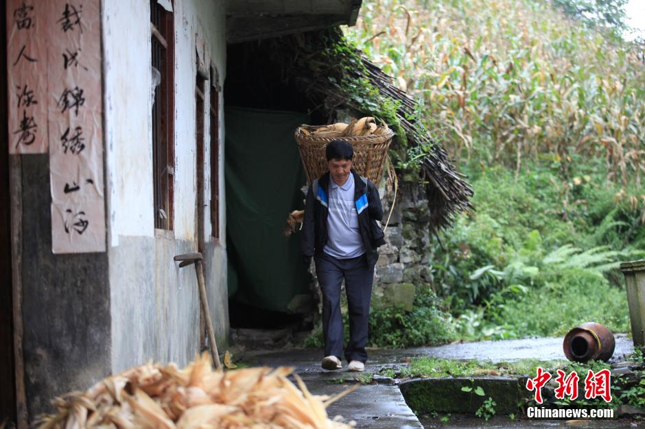 Amputee teacher gives lessons for 12 years in remote school