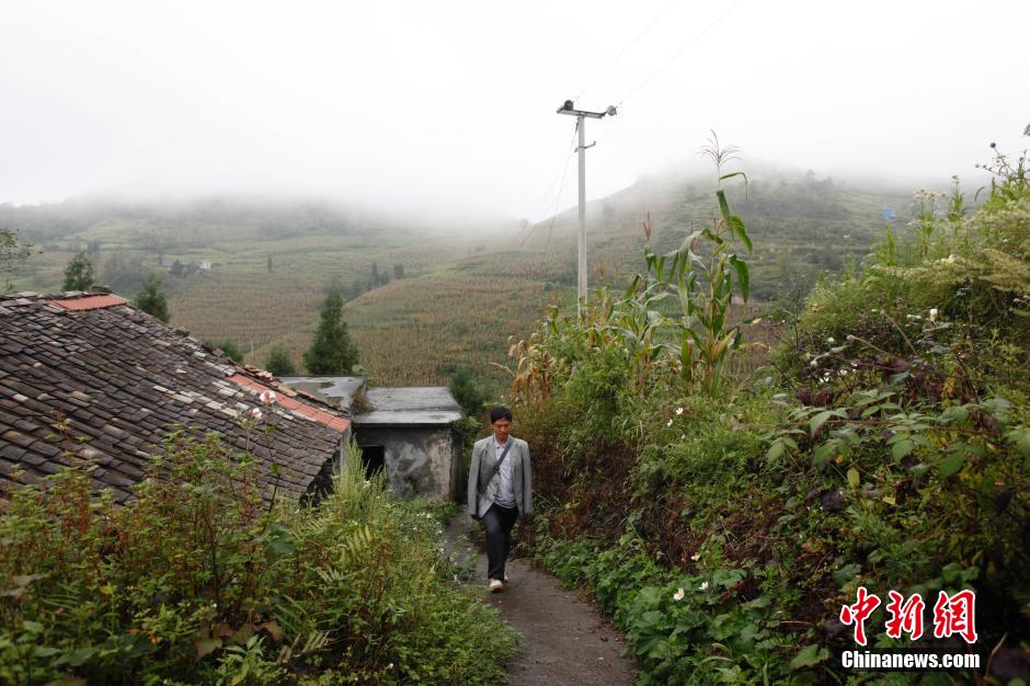 Amputee teacher gives lessons for 12 years in remote school