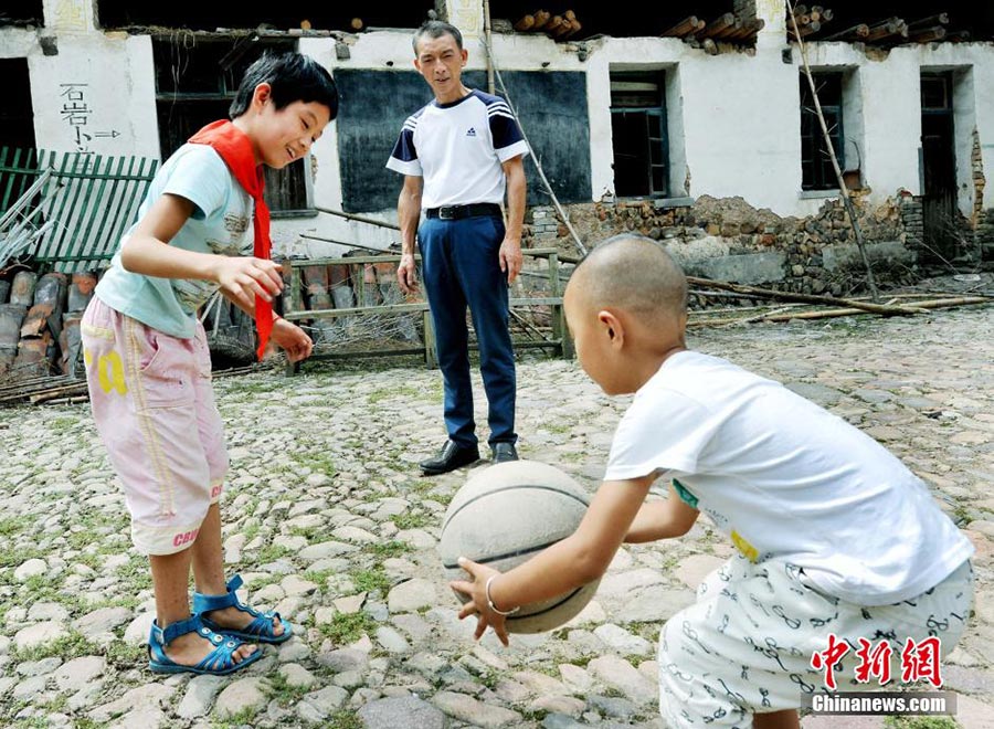 A mini school composed of three people