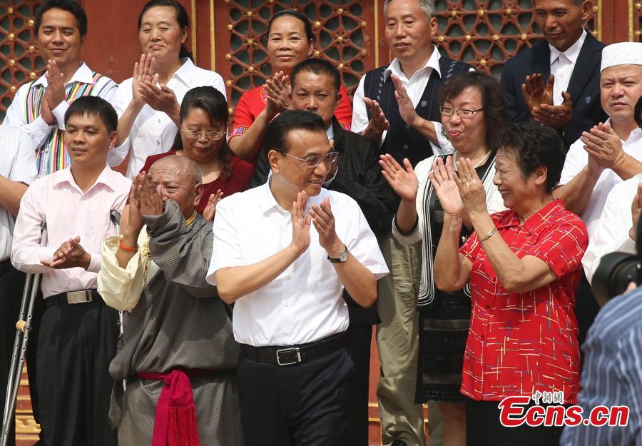 Premier Li meets representatives of teachers in Beijing