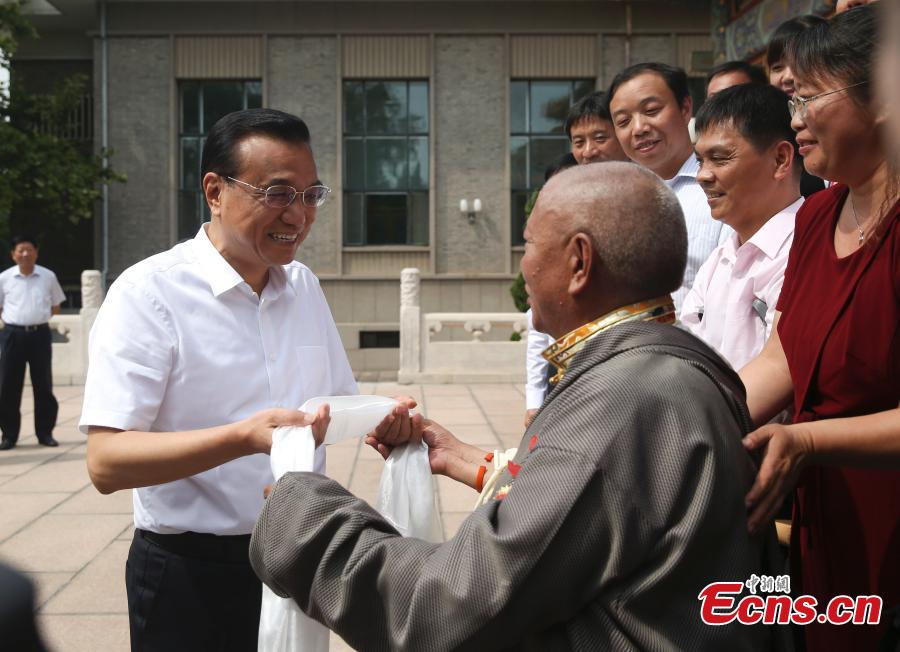 Premier Li meets representatives of teachers in Beijing