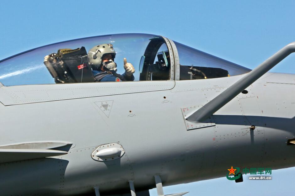 Pilots give thumbs up in fighter during V-day parade